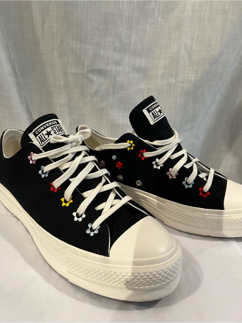 Converse platform Low Top with flower embroidery sneaker